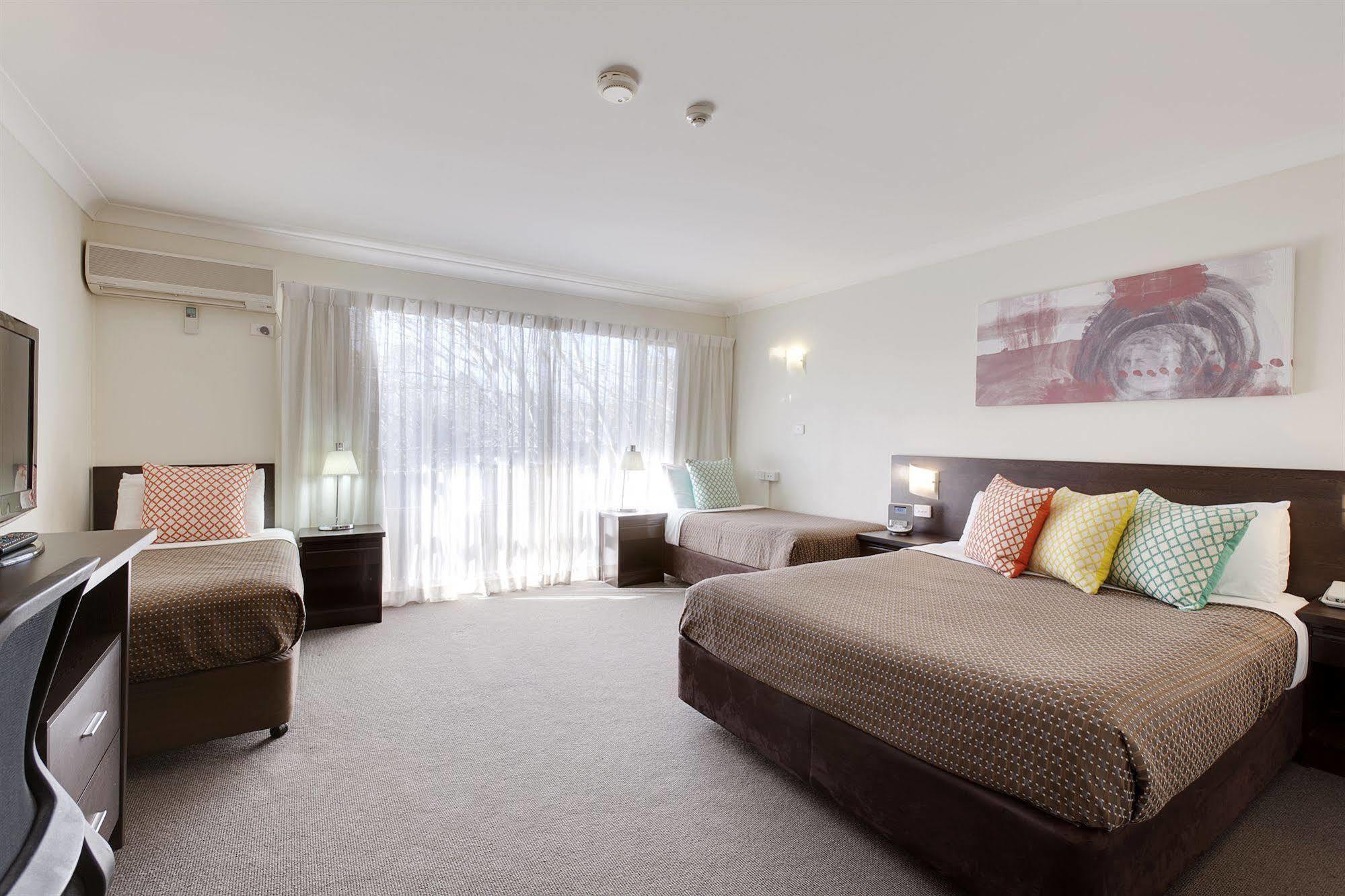 Ibis Styles Canberra Tall Trees Exterior foto