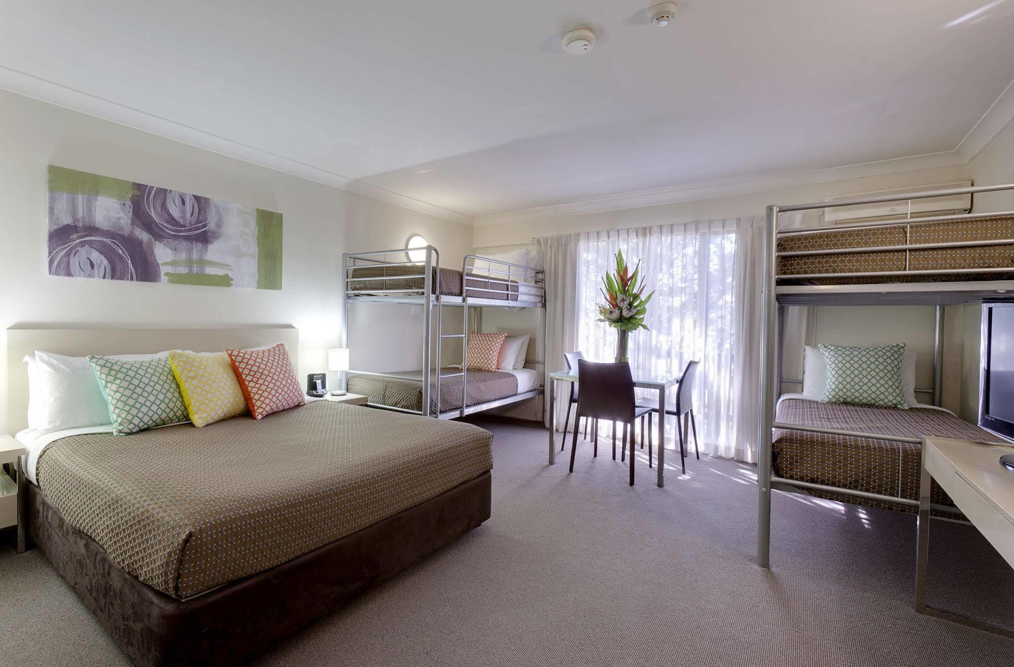 Ibis Styles Canberra Tall Trees Exterior foto