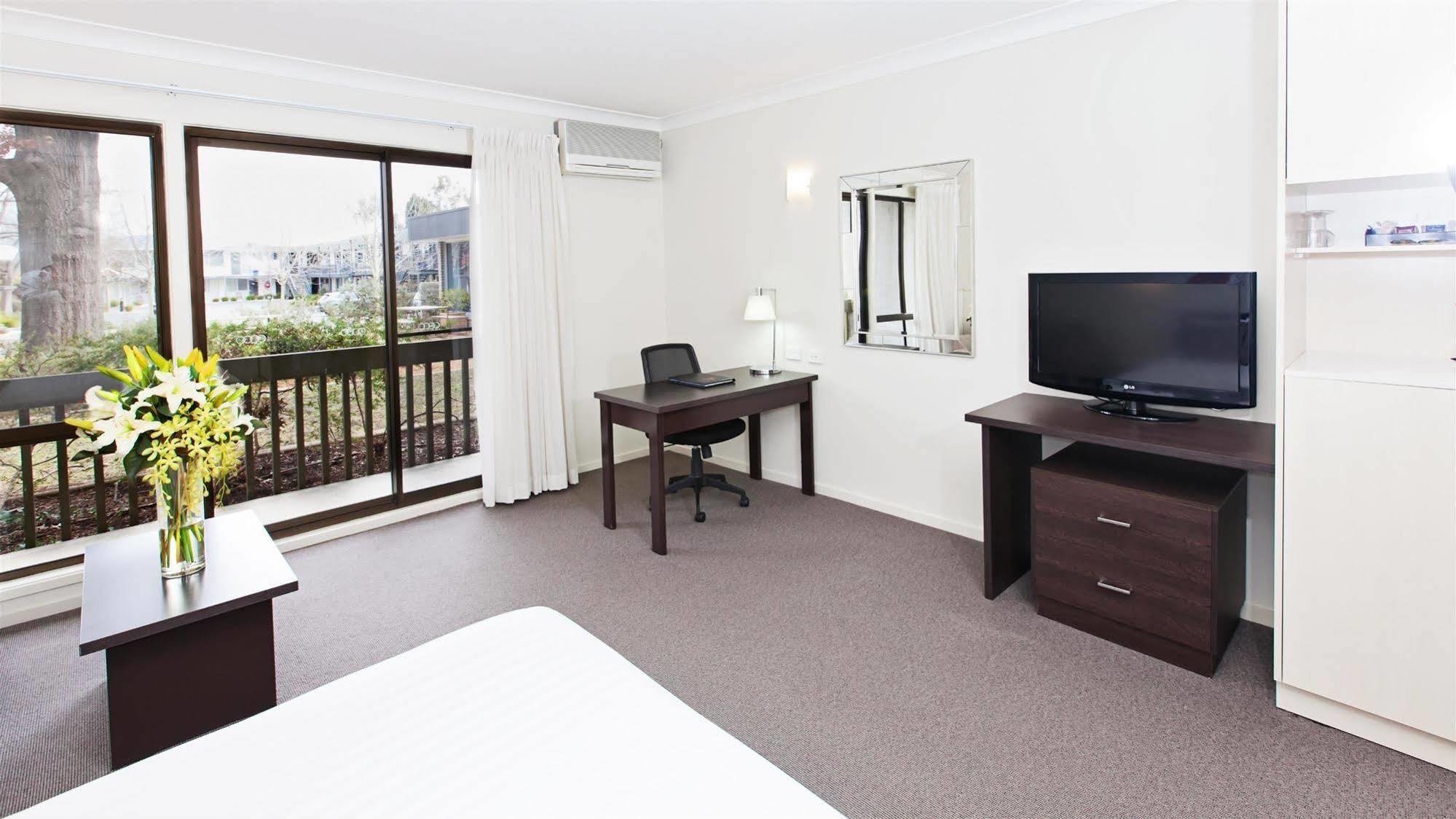 Ibis Styles Canberra Tall Trees Exterior foto