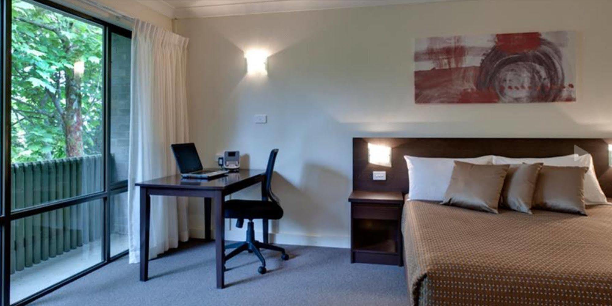 Ibis Styles Canberra Tall Trees Exterior foto