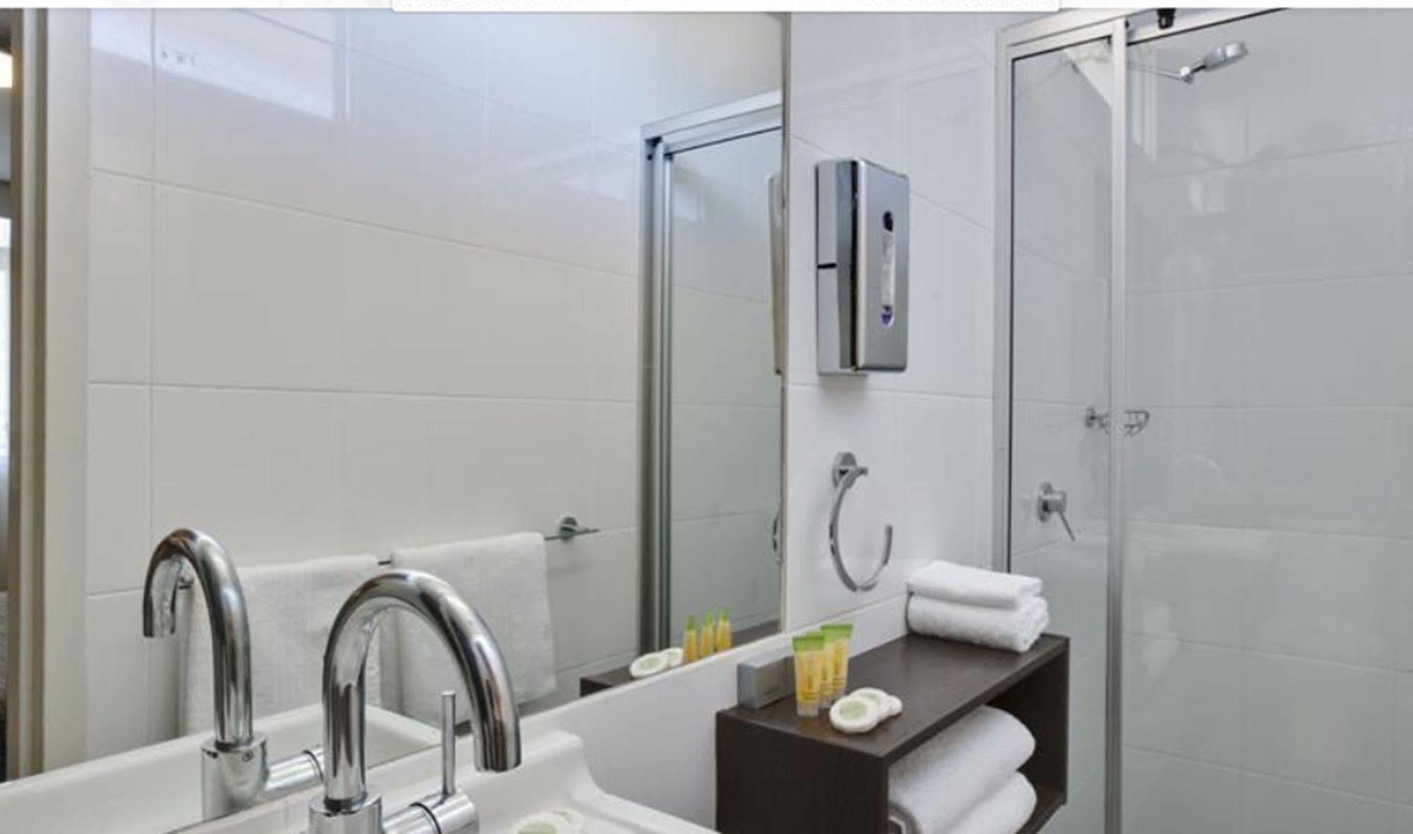 Ibis Styles Canberra Tall Trees Exterior foto