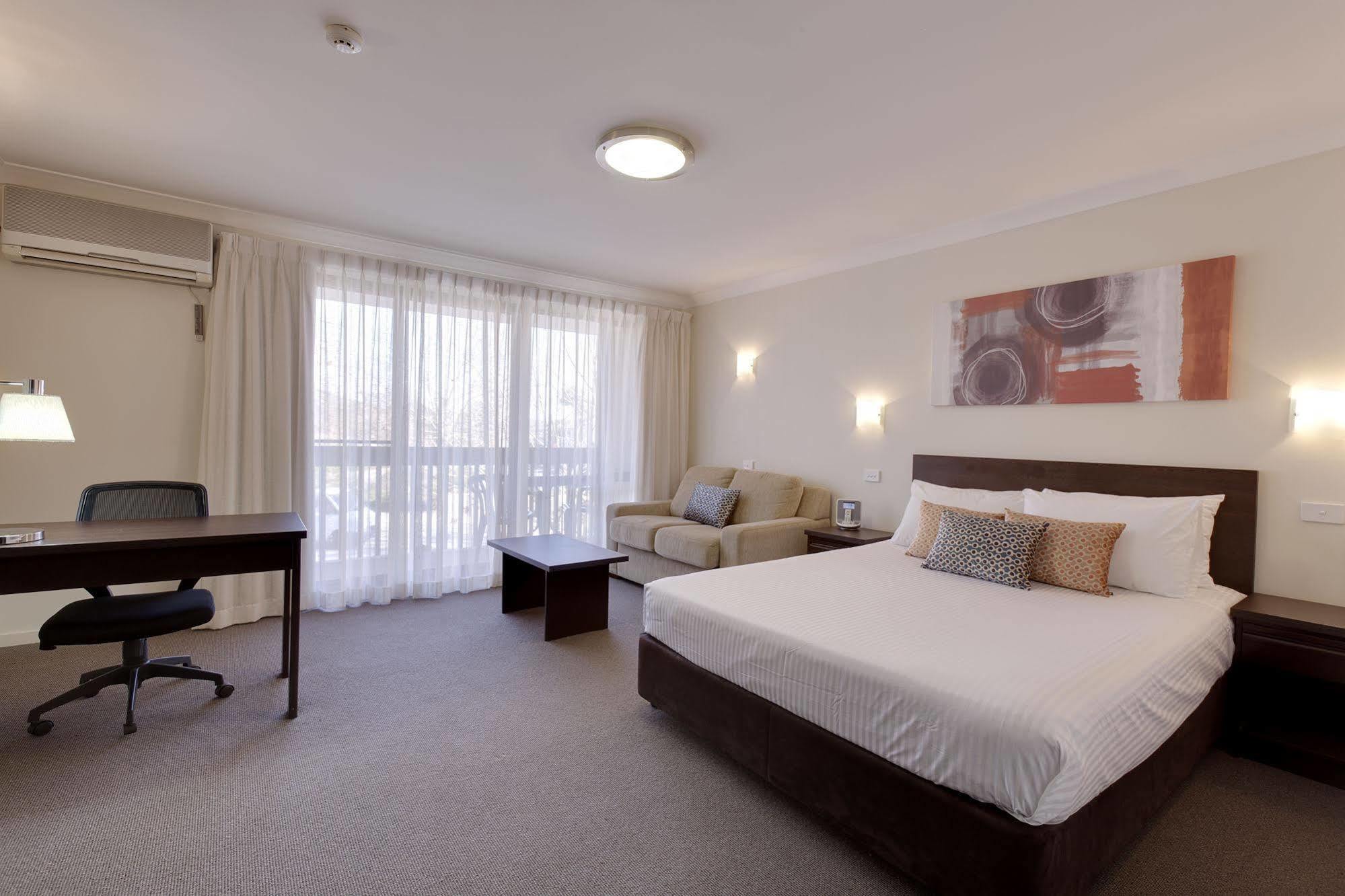 Ibis Styles Canberra Tall Trees Exterior foto